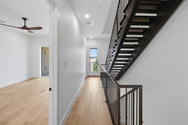 Building Photo - 404 Vista Buena Trl