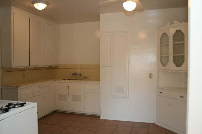 Building Photo - 870 N Occidental Blvd