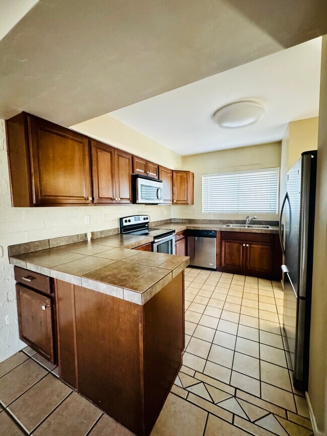 Building Photo - FOR RENT