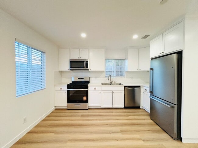 Building Photo - Spacious 6-Bedroom with Private Yard & Parking in Sylmar!