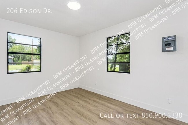 Building Photo - 206 Edison Dr