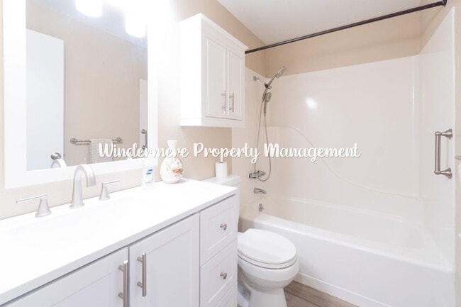 Building Photo - Bright and Charming 3 bed Rambler in Convenient Port Orchard Location