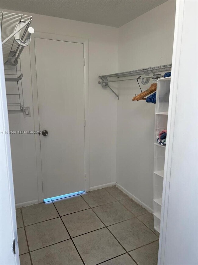 Building Photo - 4164 Inverrary Dr