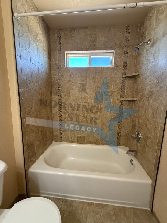 Building Photo - Sweet townhouse in Del Rey!