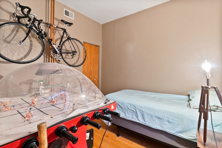 Building Photo - 1821 N Sawyer Ave