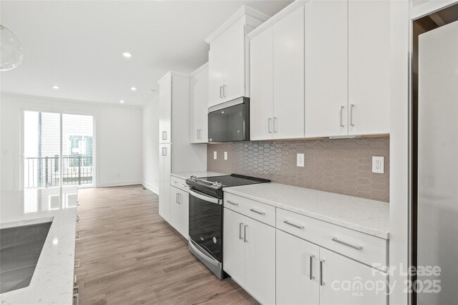 Building Photo - 425 Blairhill Rd