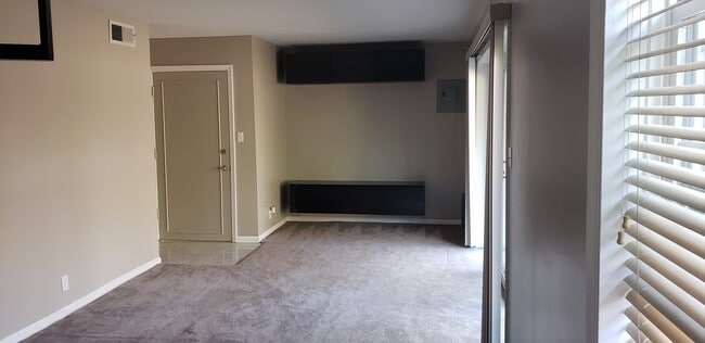 Building Photo - 128 Jamestown Ct