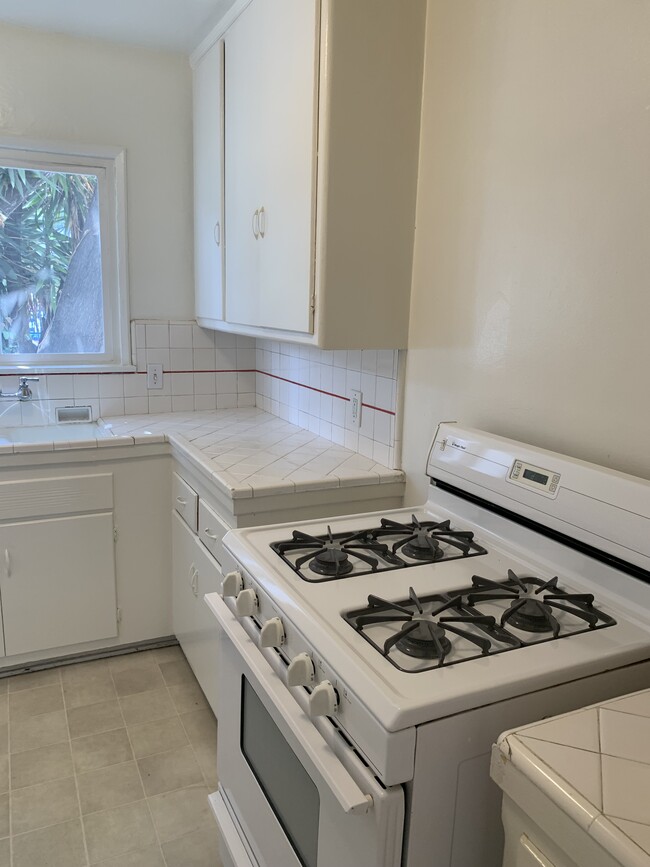 Building Photo - 408 N Doheny Dr