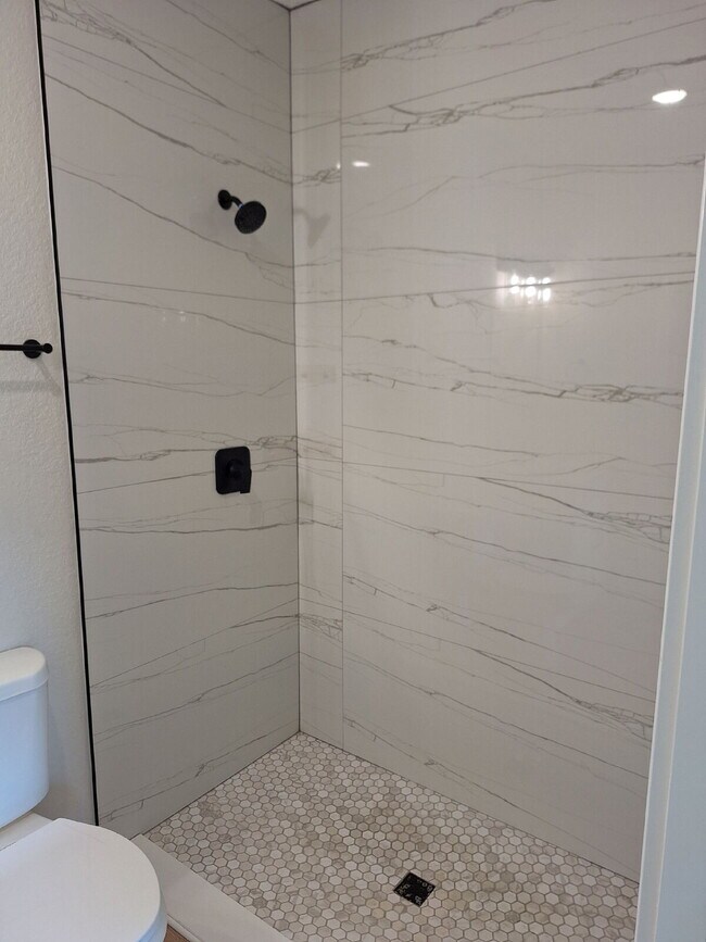 Building Photo - Available with ZERO DEPOSIT MOVE-IN!