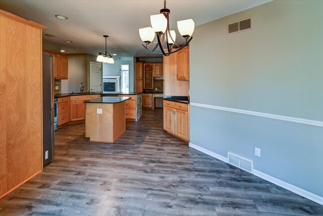 Building Photo - Beautifully updated 4 bedroom home in Southbridge, Waunakee