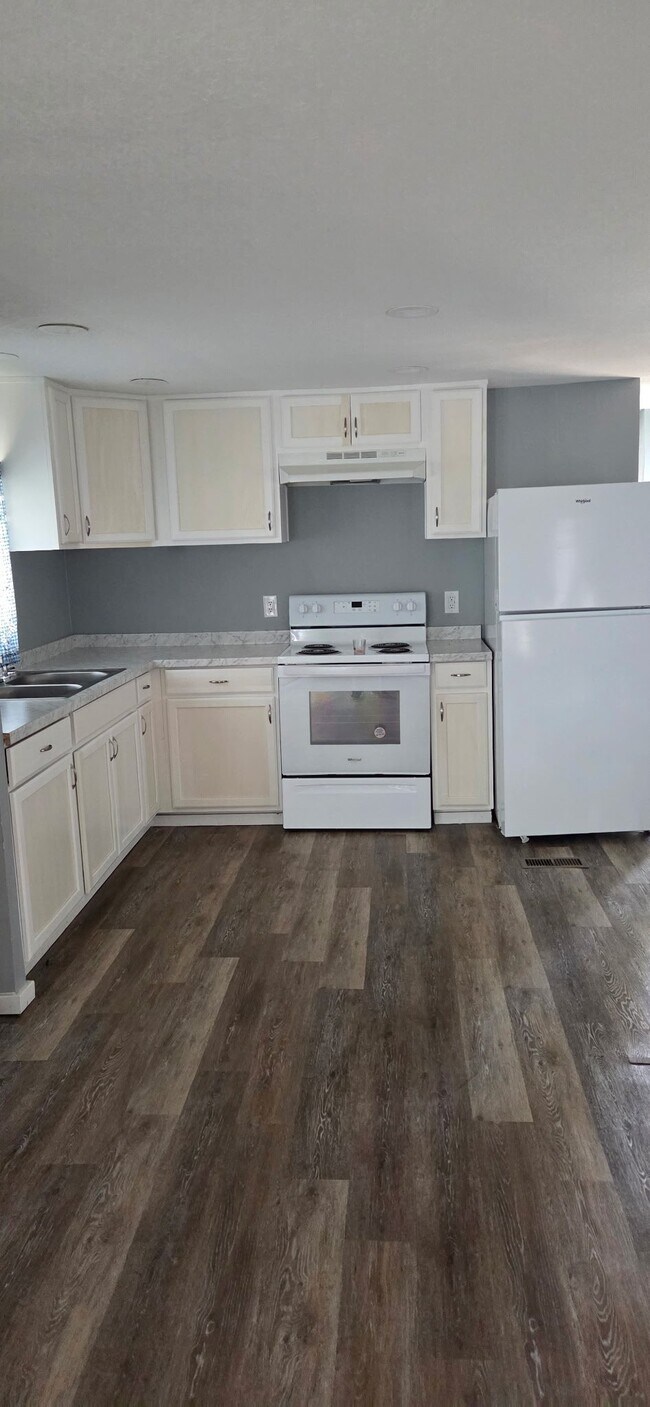 Building Photo - 901 NE 95th St