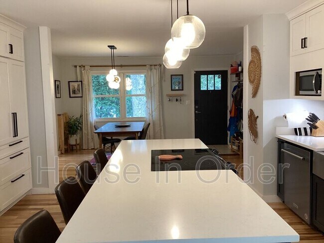 Building Photo - 23 Moore Ave