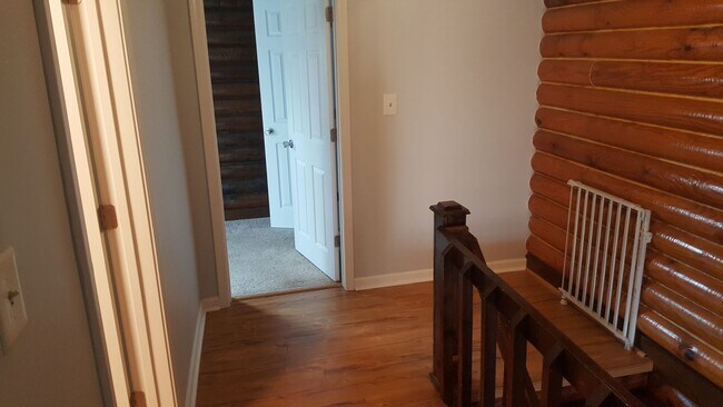 Building Photo - Duplex 2 bedroom 1 bath