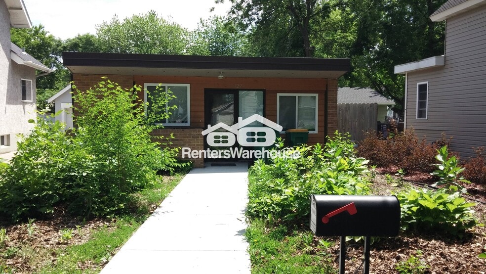 Building Photo - 127 S Cedar St