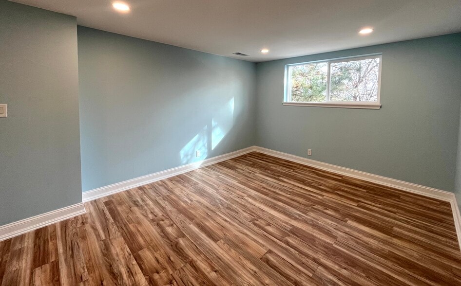 Building Photo - 2375 S Linden Ct