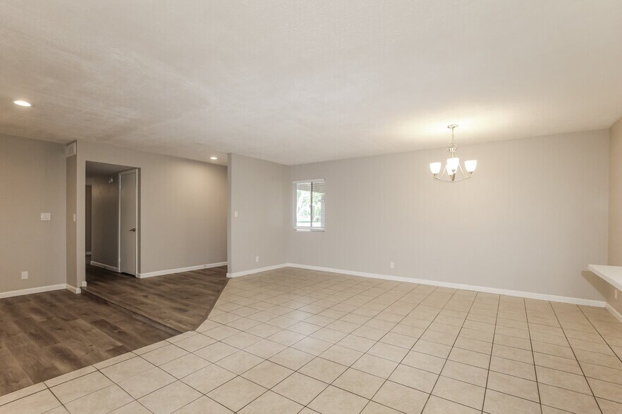 Building Photo - 560 E Morrow Dr