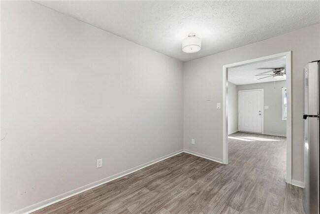 Building Photo - 558 College St