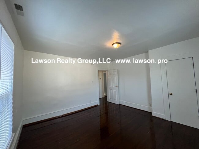 Building Photo - 1208 Chapman Ave SW