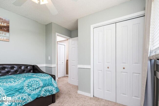 Building Photo - Furnished 3bed/1.5 bath near shopping and more!