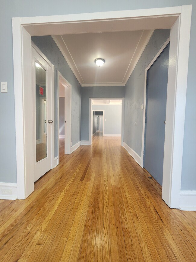 Building Photo - 1058 W Columbia Ave