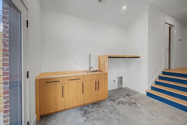 Building Photo - Stunning 5BR/3.5BA historic home located near Hillsboro Village!