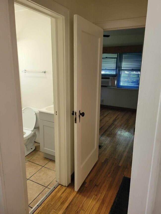 Building Photo - 1 BEDROOM 1 BATHROOM DUPLEX FOR RENT