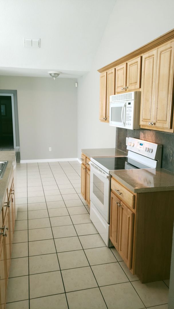 Building Photo - Great size Duplex for rent in Arlington!