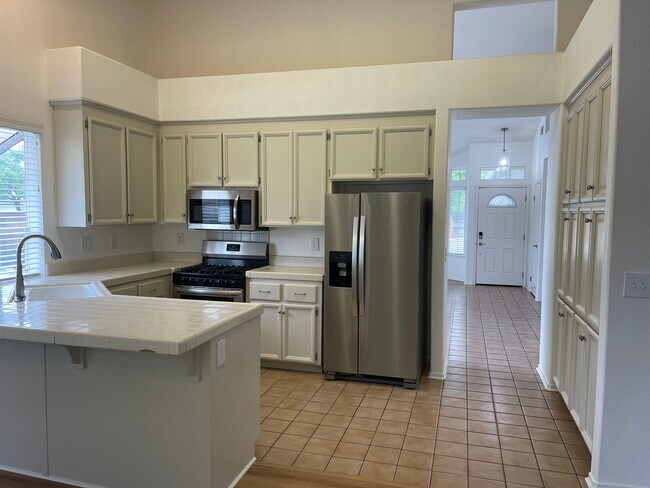 Building Photo - 3br/2ba Home on corner lot