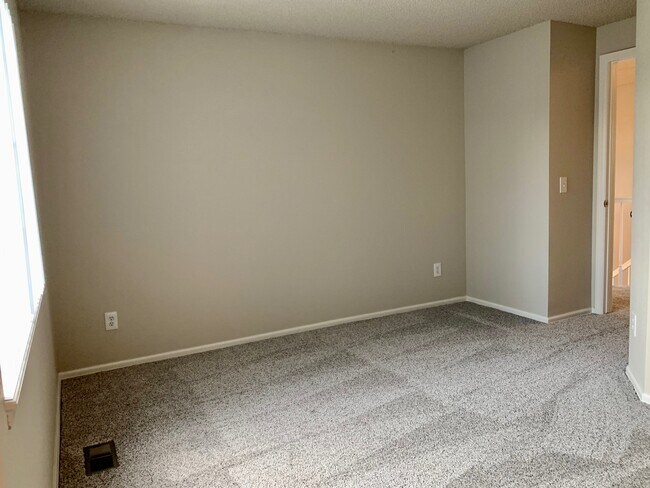 Building Photo - Renovated 4 BR/4BA Home with Large Backyar...