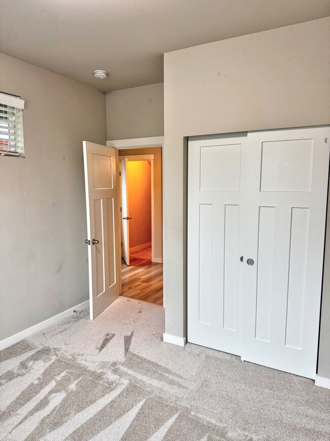 Building Photo - Seven Seven Oaks St SE