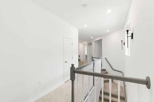 Building Photo - Stylish Corner Coach Home in Prime Fort My...