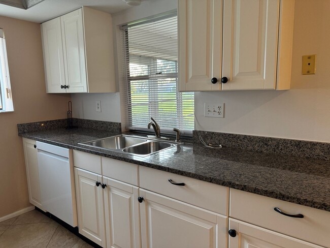 Building Photo - 3966 Oakhurst Blvd