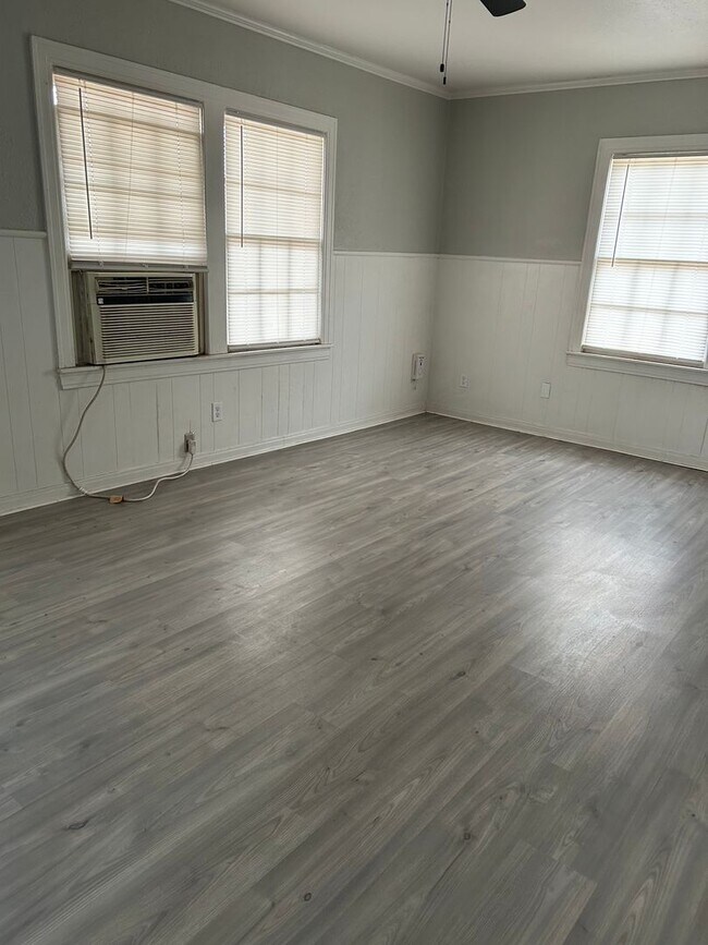 Building Photo - 901 Columbia St