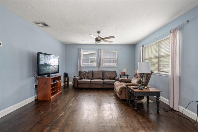 Building Photo - 908 S Palm Dr SW