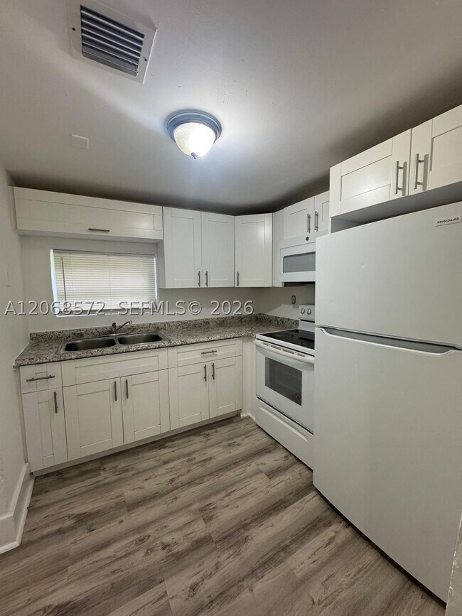 Building Photo - 4130 SW 25th St