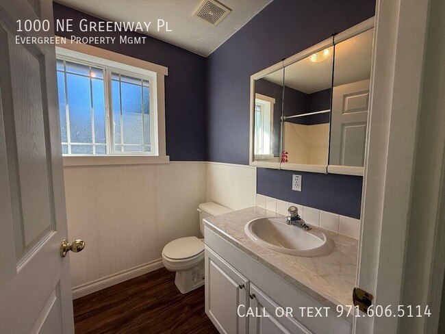 Building Photo - 1000 NE Greenway Pl