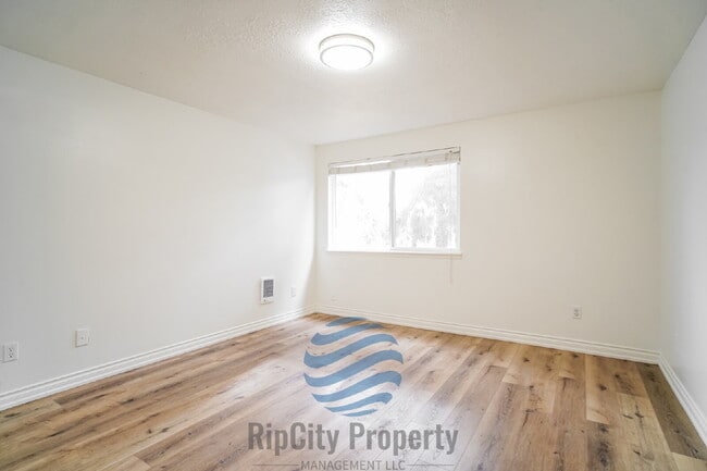 Building Photo - 2452 SE 9th Ct