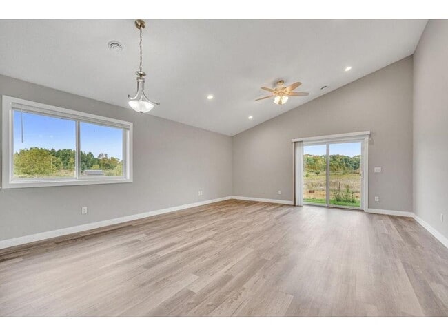 Building Photo - 722 Hilltop Ln