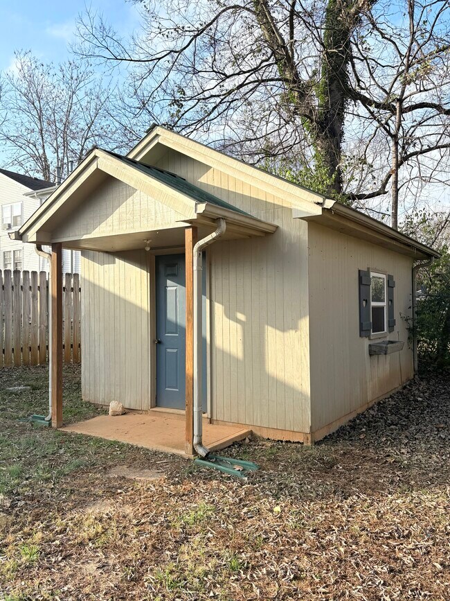 Building Photo - 707 Edgewood St