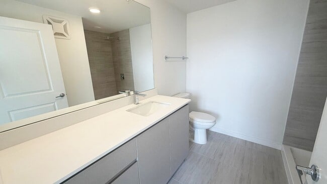 Building Photo - Luxury Condo in Millenia