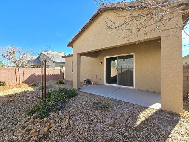 Building Photo - 8090 Ancient Oaks Ave