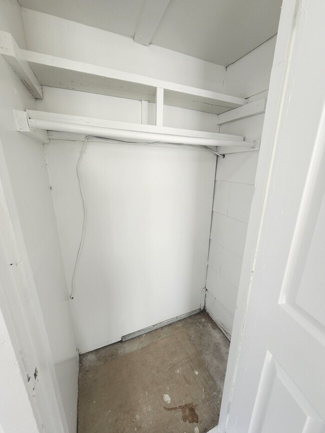 Building Photo - 3 bed 2 bath 1 car garage