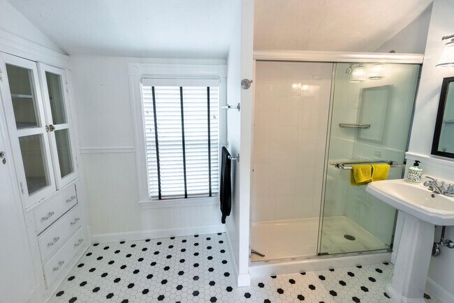 Building Photo - 74 Oakland St