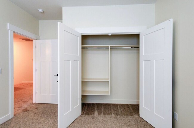 Building Photo - 2875 W Cody Dr