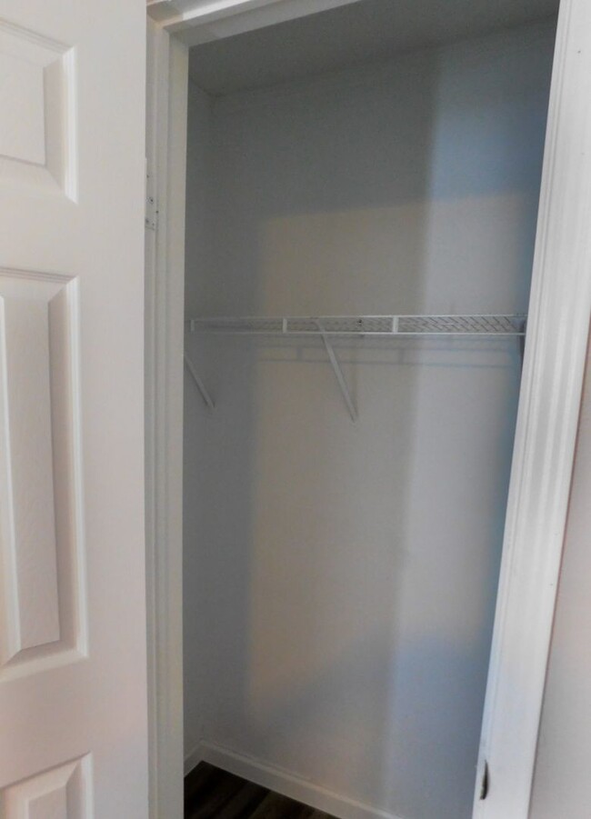 Building Photo - Room For Rent