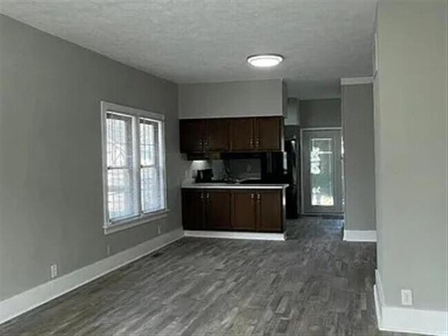 Building Photo - Amazing Family Home