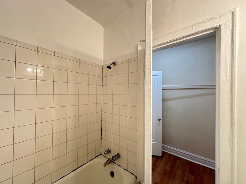 Building Photo - 4832 N Damen Ave