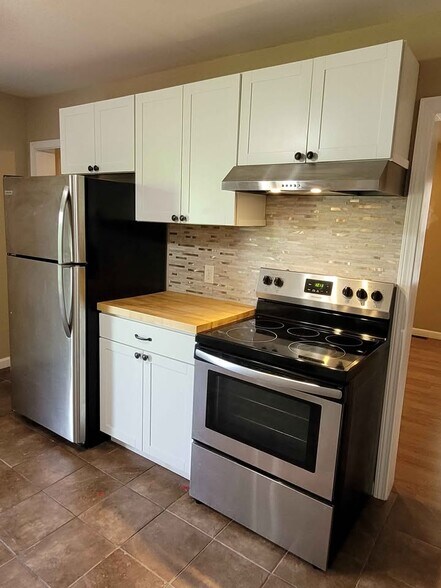 Building Photo - 391 Putnam Pike