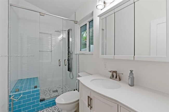 Building Photo - 2558 Trapp Ave