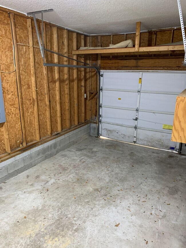 Building Photo - 211 Friendly Ln